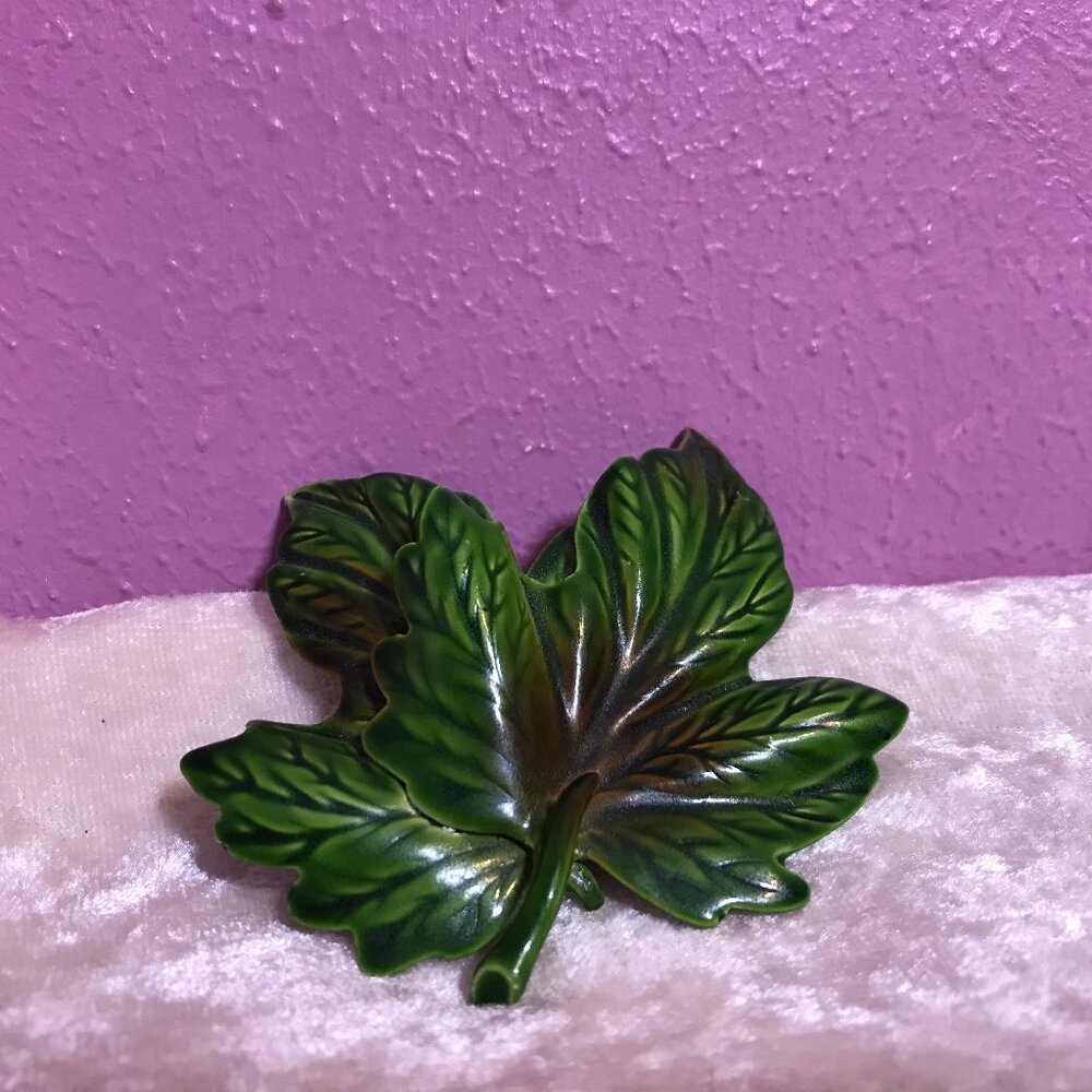 Vintage Green Leaf Pin Brooch Metal Painted EUC Retro Collectible Nature Jewelry - Picture 5 of 8
